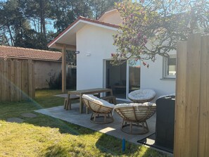 Outdoor dining - FAMILY VACATION HOME 15 MINUTES FROM THE BEACH (Seignosse)