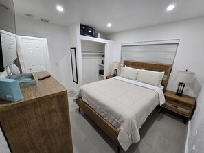 1 Schlafzimmer, Zimmersafe, Schreibtisch, Bügeleisen/Bügelbrett