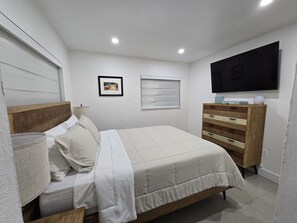 1 Schlafzimmer, Zimmersafe, Schreibtisch, Bügeleisen/Bügelbrett