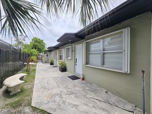 Exterior - Miami Health District 1/1 w/2Gbps WiFi Stainless Steel 75” & 55” TV Pet friendly (Miami)