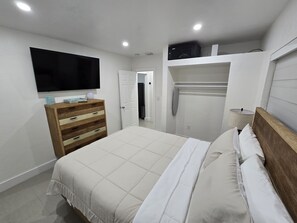 1 Schlafzimmer, Zimmersafe, Schreibtisch, Bügeleisen/Bügelbrett
