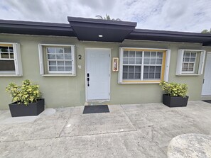 Exterior detail - Miami Health District 1/1 w/2Gbps WiFi Stainless Steel 75” & 55” TV Pet friendly (Miami)