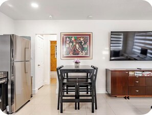 For Extended stays 3-month, 6-month, & annual lease options message us. - Miami Health District 1/1 w/2Gbps WiFi Stainless Steel 75” & 55” TV Pet friendly (Miami)