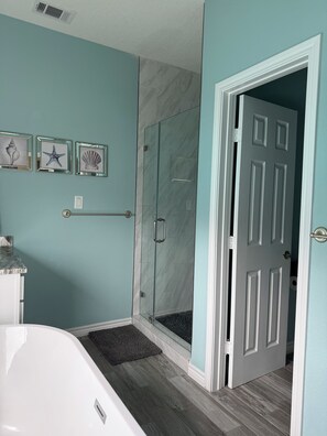 Dusche, Haartrockner, Handtücher, Seife