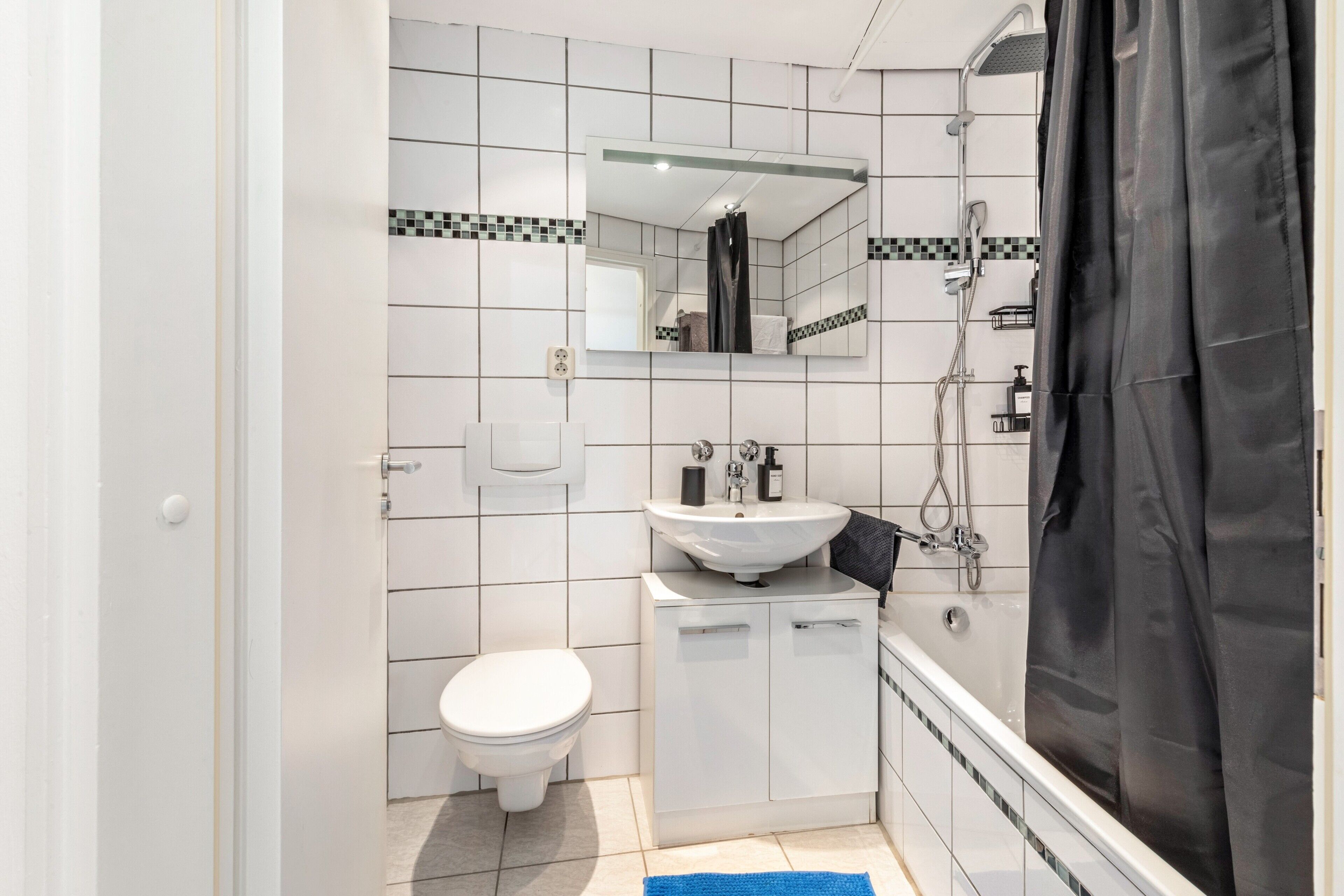 Ein modernes Badezimmer mit Toilette, Waschbecken und Dusche.