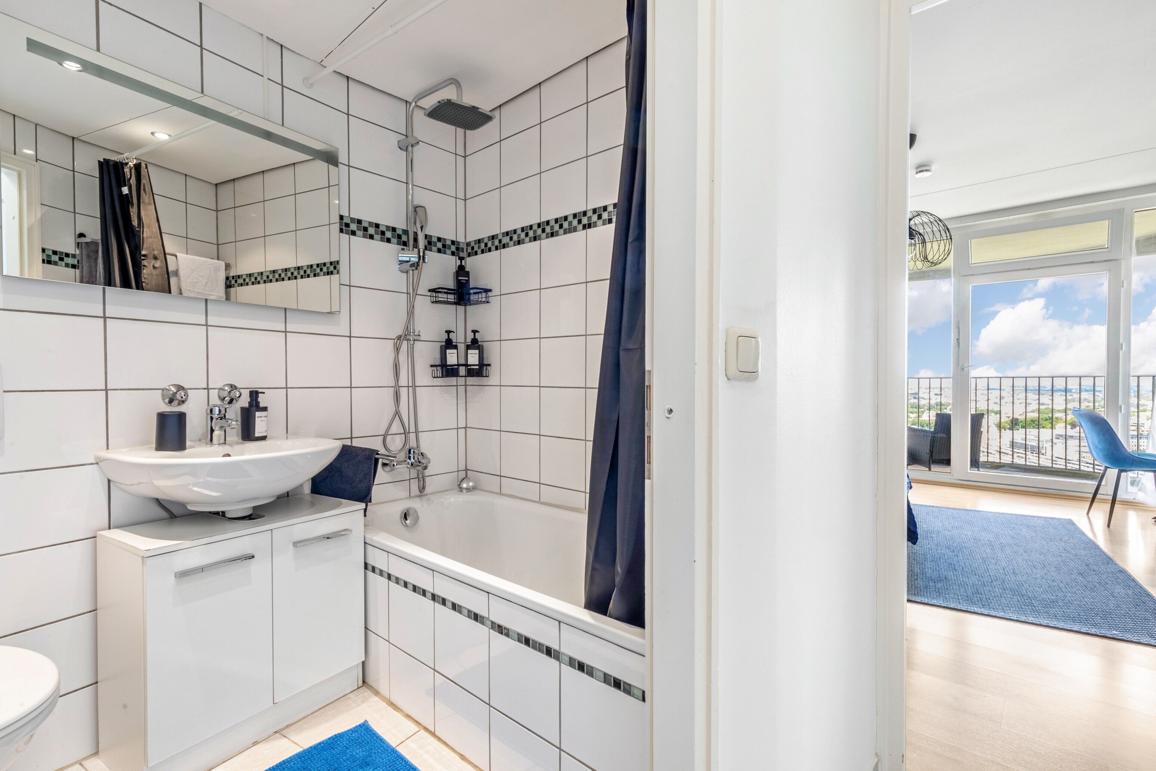 Douche, séchoir à cheveux, serviettes fournies