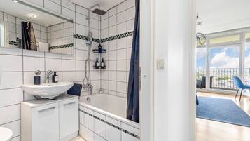 Douche, séchoir à cheveux, serviettes fournies
