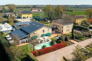 A residential property with a swimming pool, solar panels, and a well-maintained garden. - La Corte dell'Anatra (Carpi)