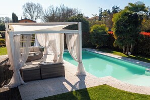 สระว่ายน้ำ