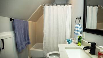 Sèche-cheveux, serviettes fournies, savon, papier toilette
