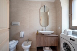 Shower, hair dryer, bidet, towels - Trullo in Alberobello apartment for 4/6 people (Alberobello)