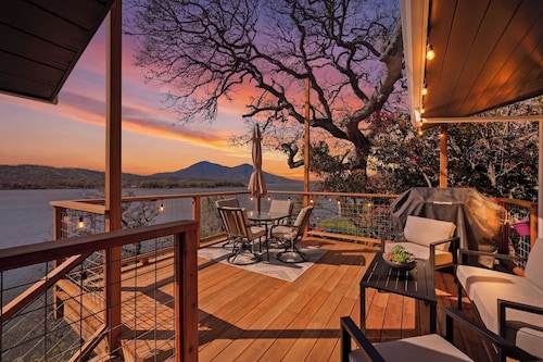 Fabulous 4-bedroom house with breathtaking view in Clearlake Oaks