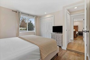 2 habitaciones, escritorio y tabla de planchar con plancha 