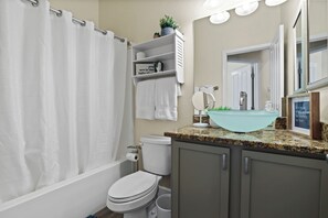 Shower, hair dryer, towels, soap - Bear Lake Cabin Too! Game room & movie theater! (Payson)