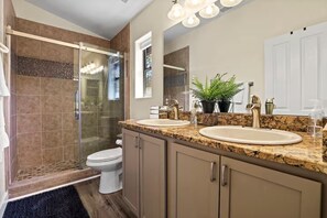 Shower, hair dryer, towels, soap - Bear Lake Cabin Too! Game room & movie theater! (Payson)
