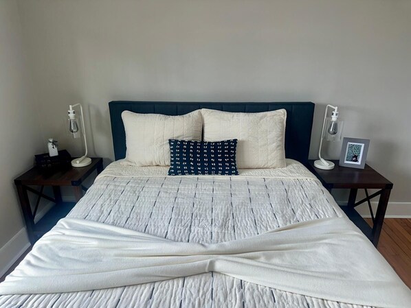 3 habitaciones, tabla de planchar con plancha, wifi y ropa de cama 