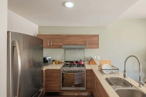 Frigorífico, microondas, horno y placa de cocina