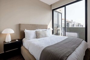 2 多间卧室、办公桌、熨斗/熨衣板、旅行婴儿床