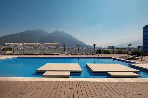 2Bed/2Bath, Pool, Gym & Mountain Views!