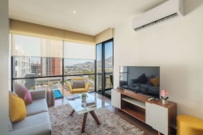 Living area - 2Bed/2Bath, Pool, Gym & Mountain Views! (Monterrey)