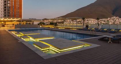 2Bed/2Bath, Pool, Gym & Mountain Views!