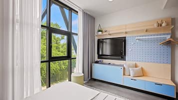 Desk, iron/ironing board, WiFi, bed sheets