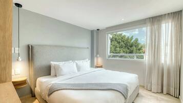 Desk, iron/ironing board, travel cot, WiFi