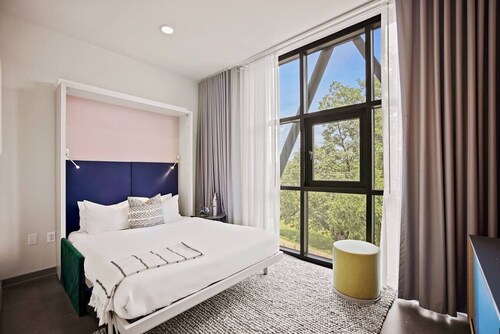 Entire Wing - 5 BDRM 5 BATH - Boutique Stay