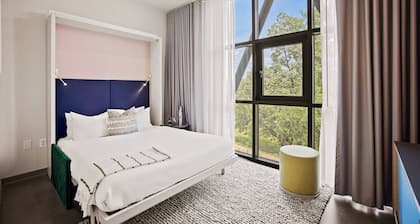 Entire Wing - 5 BDRM 5 BATH - Boutique Stay