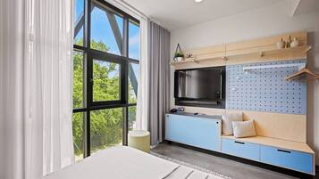 Desk, iron/ironing board, WiFi, bed sheets