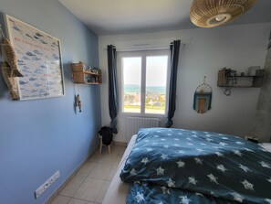4 slaapkamers, een strijkplank/strijkijzer, reisbedje, gratis wifi