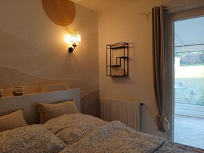 4 slaapkamers, een strijkplank/strijkijzer, reisbedje, gratis wifi