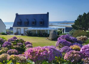 Property grounds - Brittany holiday home sea view, conservatory, sleeps 8 near beach prime location (Trélévern)