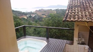 Outdoor spa tub - Seahorse House (Armação dos Búzios)