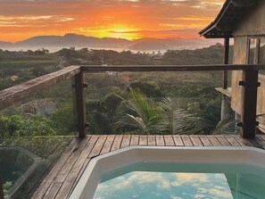 Outdoor spa tub - Seahorse House (Armação dos Búzios)