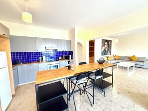 Fridge, microwave, oven, stovetop - Stunning Harbour-View Apartment with Pool & Generous Terrace in Latchi (Poli Chrysochous)