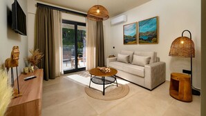 Una sala de estar moderna con un sofá, una mesa de centro, un televisor y obras de arte en la pared.