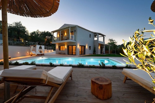 Villa Miraggio, Villa