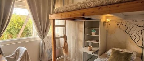 Tabla de planchar con plancha, wifi y ropa de cama