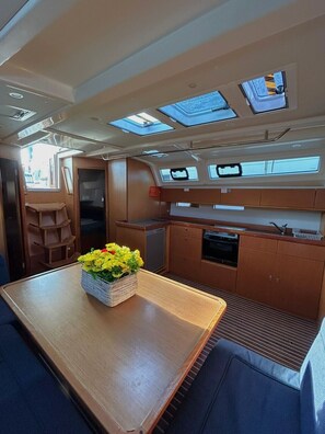 Interior - Sun-Kissed Sailing Adventure in Islas Sarónicas (Alimos)