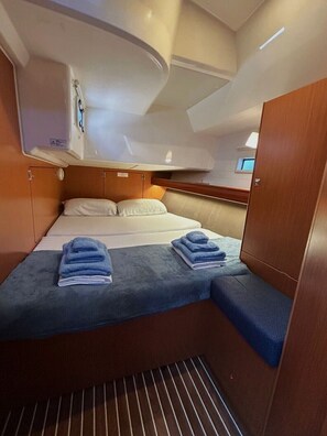 3 bedrooms, in-room safe - Sun-Kissed Sailing Adventure in Islas Sarónicas (Alimos)