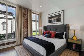 6 bedrooms, desk, iron/ironing board, free WiFi - 6BR Savannah Condo Combo | Walk to Nightlife (Savannah)