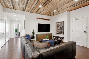 TV, offices - 6BR Savannah Condo Combo | Walk to Nightlife (Savannah)