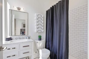 Shower, hair dryer, towels, shampoo - 6BR Savannah Condo Combo | Walk to Nightlife (Savannah)