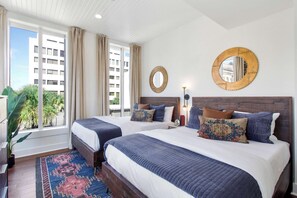 6 bedrooms, desk, iron/ironing board, free WiFi - 6BR Savannah Condo Combo | Walk to Nightlife (Savannah)
