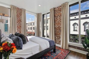 6 bedrooms, desk, iron/ironing board, free WiFi - 6BR Savannah Condo Combo | Walk to Nightlife (Savannah)