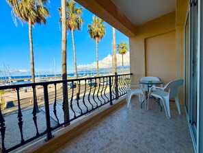 Outdoor dining - Luxury Studio Apartment – Private Pool, Harbour- & Mountain View (Poli Chrysochous)