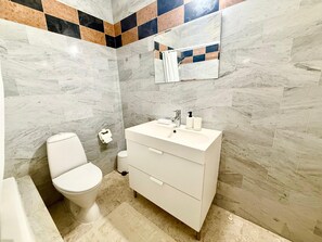 Haartrockner, Handtücher, Seife, Toilettenpapier