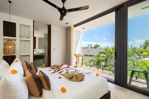Escritorio, tabla de planchar con plancha, wifi y ropa de cama