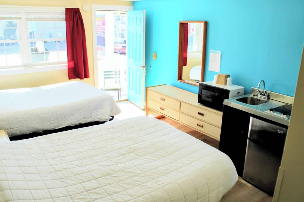 2 Full Room With Kitchenette